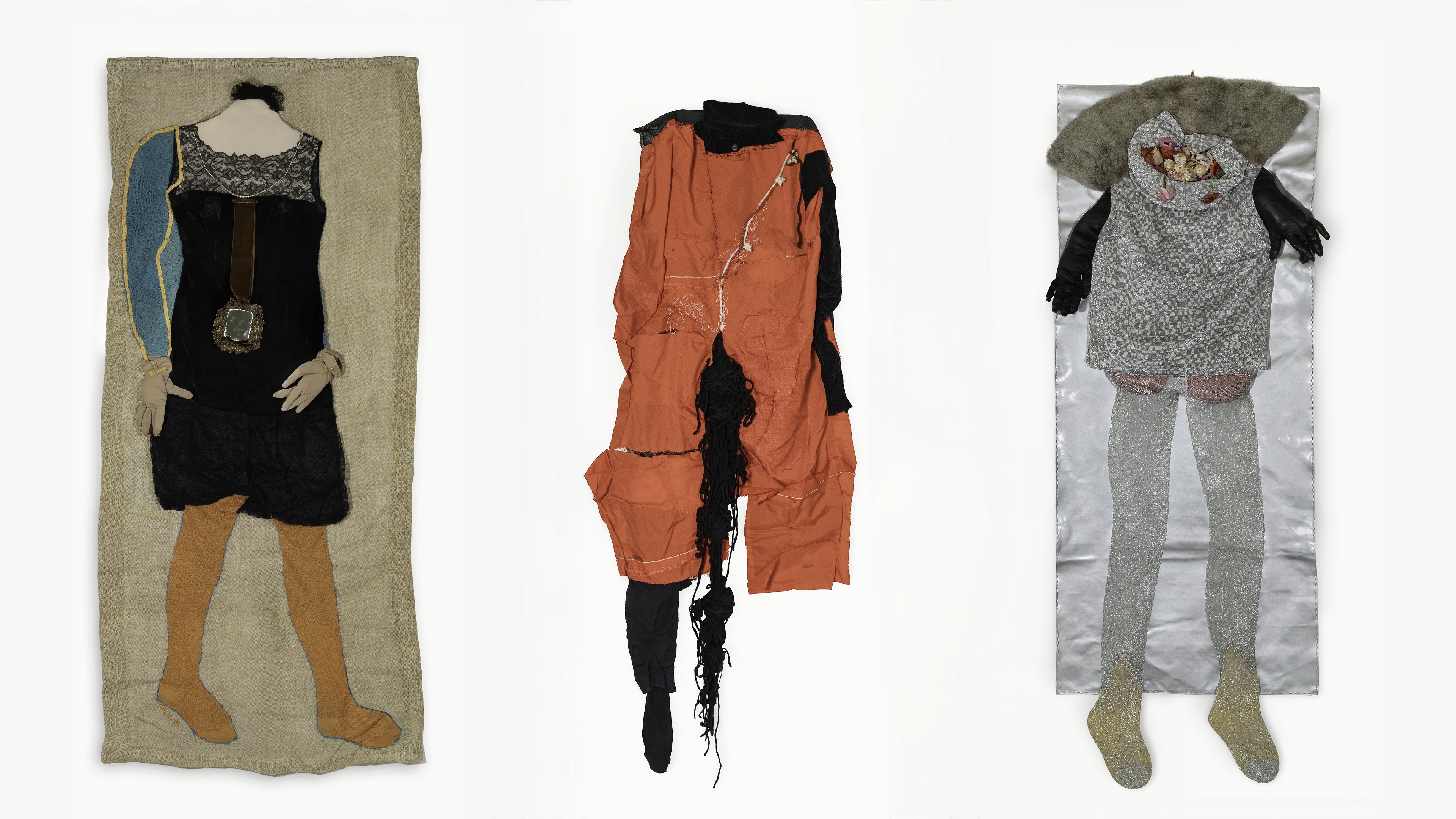 von Links: 1. Mariuccia Secol, Puppenhaus (Nr. 1) (Casa di bambola [No. 1]), 1970, Patchwork aus Kleidungsstücken, Cordura, Jersey, Strumpfhosen, 170 x 77 cm © Mariuccia Secol. Foto: Magdalena Typiak 2.Mariuccia Secol, Frauenmord (Femminicidio), 1988, Patchwork aus Kleidung, Cordura, Jersey, Strumpfhosen, 210 x 90 cm © Mariuccia Secol. Mit freundlicher Genehmigung der Familie der Künstlerin. Foto: Magdalena Typiak 3. Mariuccia Secol, Puppenhaus (Nr. 5) (Casa di bambola [No. 5]), 1970, Patchwork aus Kleidungsstücken, Leinwand, Fell, Blumen, 137 x 57 cm © Mariuccia Secol. Foto: Magdalena Typiak