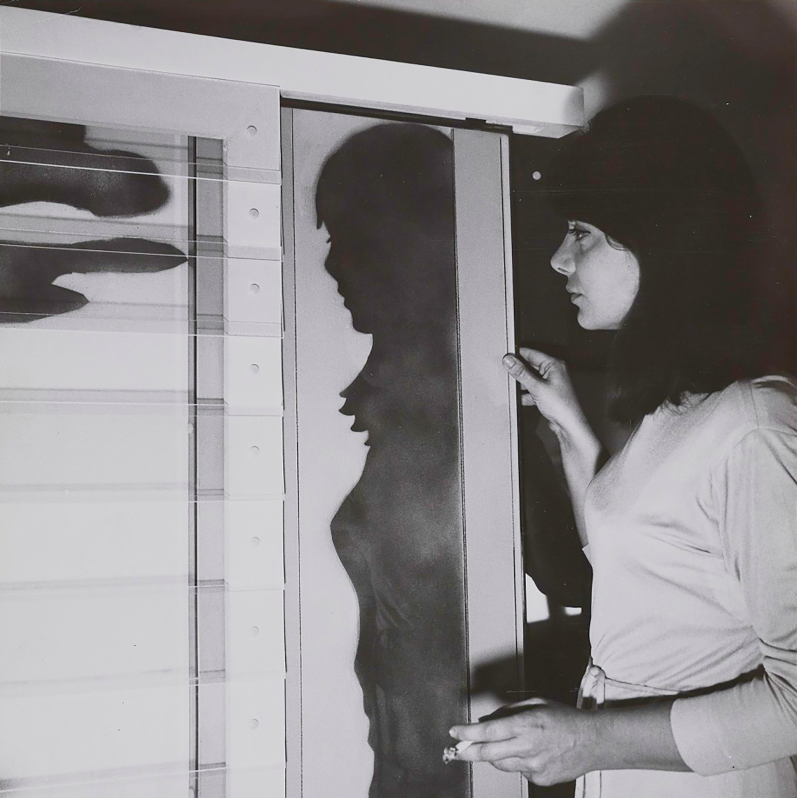 Laura Grisi and her work West Window, 1966, during the show Italy New Tendencies, Galeria Bonino, 1966 Courtesy Estate Laura Grisi and P420, Bologna