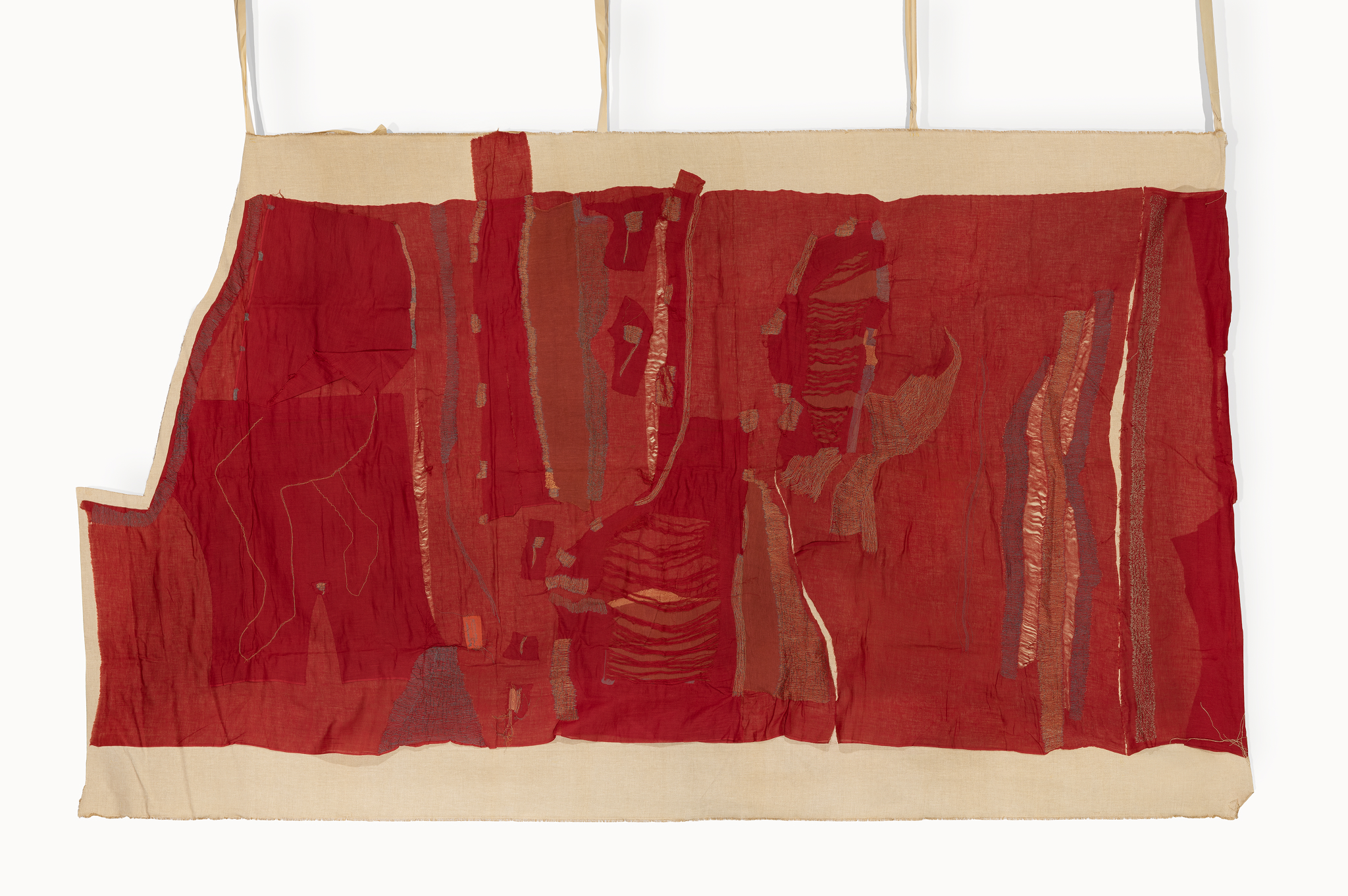 Mariuccia Secol, Wartezimmer / Roter Byssus (Sala d'attesa / bisso rosso), 1988, gerissene und gesteppte Tapisserie auf Cordura und Baumwolle, 170 x 245 cm © Mariuccia Secol. Foto: Magdalena Typiak