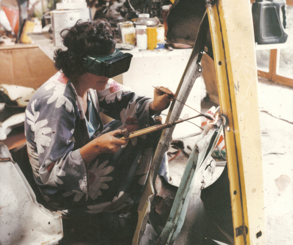 Feliza Bursztyn beim Schweißen in ihrem Atelier. Mit freundlicher Genehmigung des Archivs von Pablo Leyva. Photo: Pablo Leyva